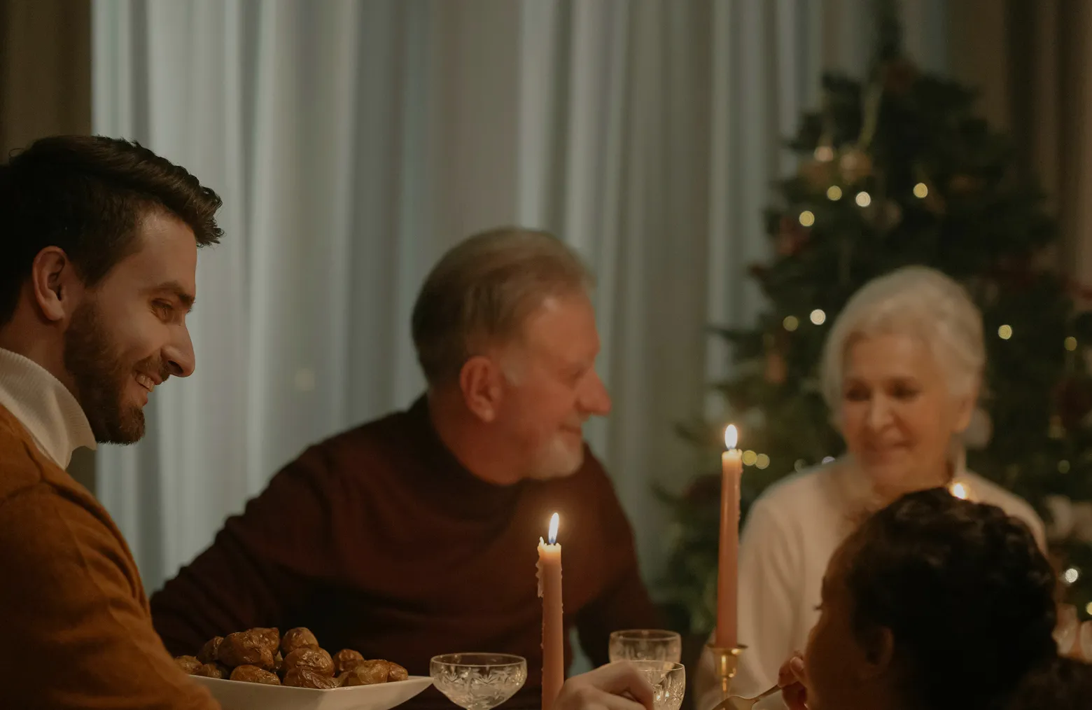 Imagen de fondo del hero. Personas en una reunión familiar